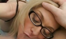 gözlüklü olgun kadın resmen siki yutttu					