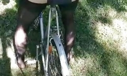 Ankaralı Canan, orman gezisinde bisikletle ilişki yaşıyor					