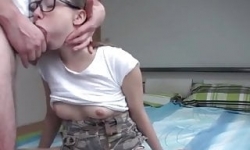 sakso çeken dar amcıklı genç kızı bağırta bağırta sex yapıyor			
