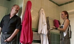 Yaşlı hollandalı mature, genç kızını banyoda becerdi			