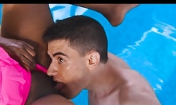 siyah latin havuzda oral seks yapıyor			