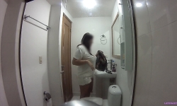 tuvalette gizli kameraya yakalanan seksi iş kadınları			